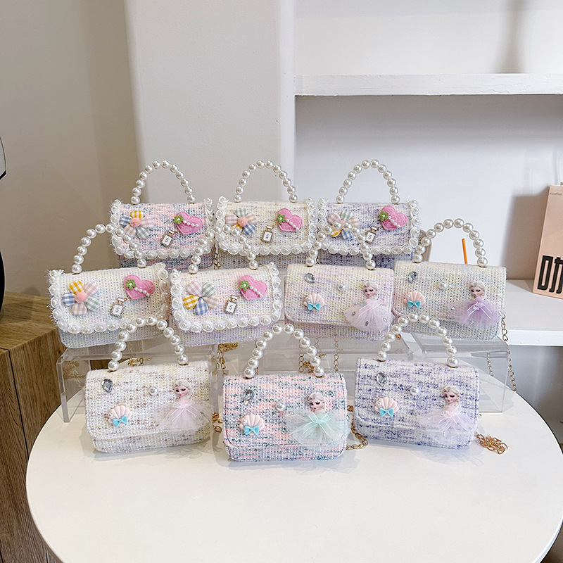 A new Japanese-style cute children's bag featuring an ins little Chanel-style woven cartoon character, the little princess Elsa, and a single-shoulder crossbody small bag full figure