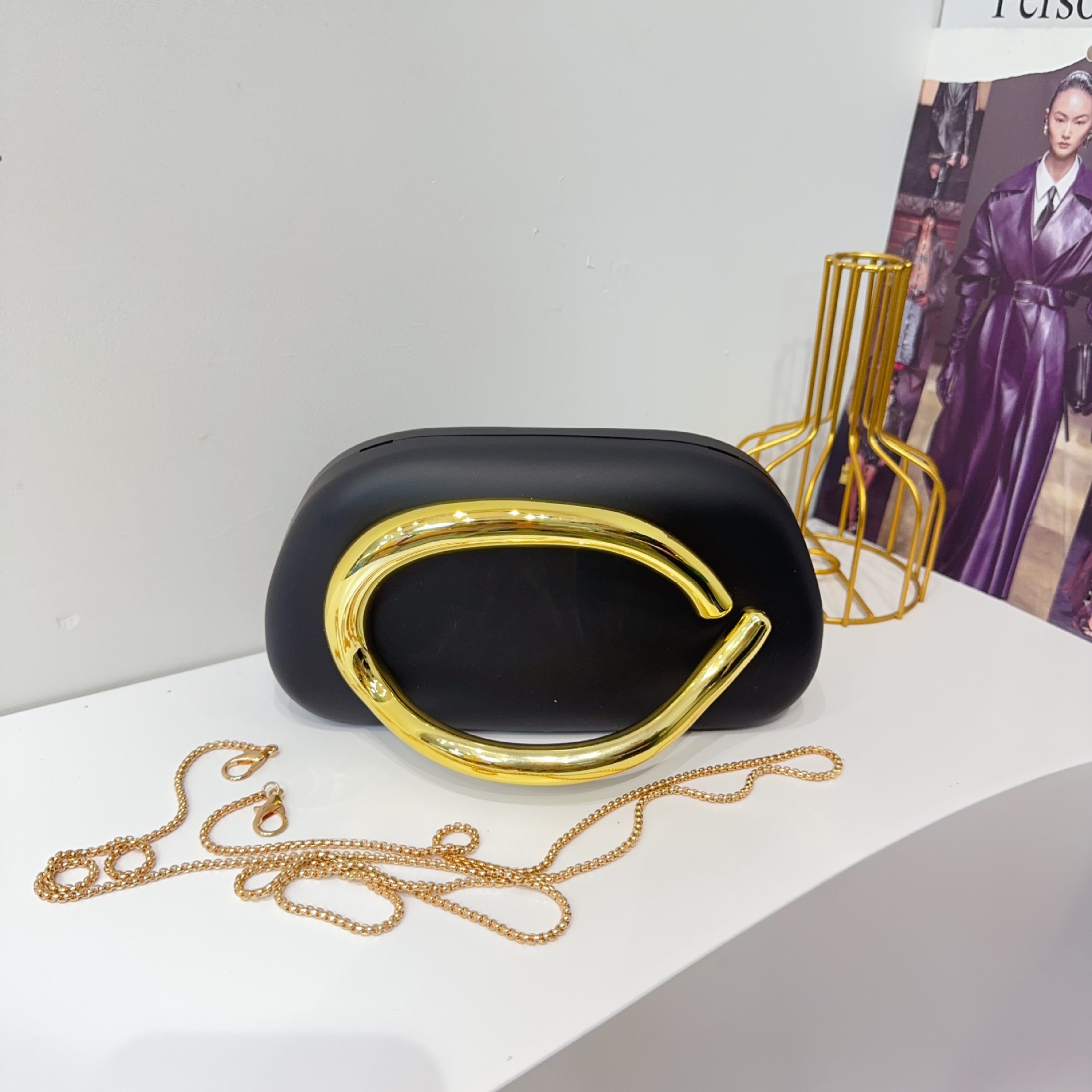 European and American cross-border trend classic round box clutch, dinner bag, acrylic bag, retro metal handle, single-shoulder crossbody Item Picture