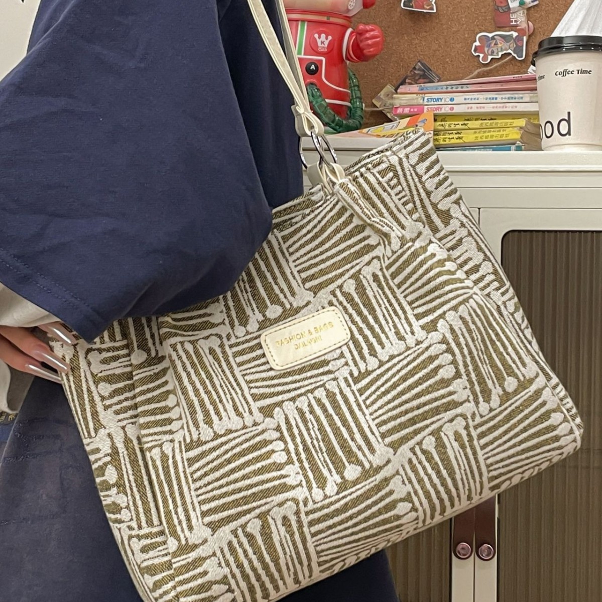 Large-capacity striped canvas bag for women, new Instagram summer laid-back style single-shoulder crossbody backpack, commuter tote bag Application Scenario