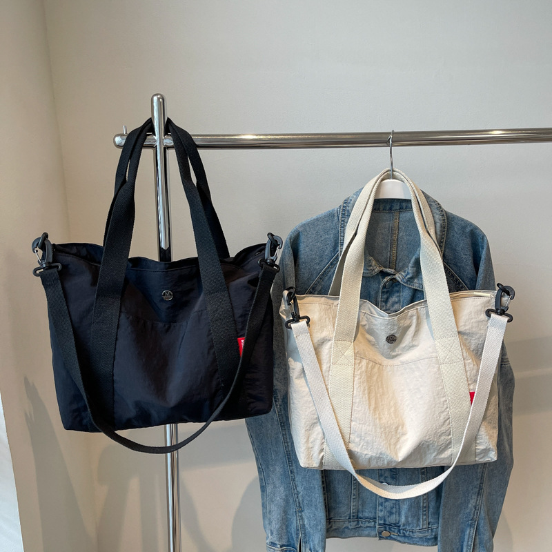 The large-capacity hand-held crossbody bag for women, the new 2024 lightweight and casual single-shoulder bag for students' commuting to school, is selling well full figure