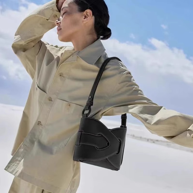 A niche woven underarm bag for women in 2025, a high-end and light luxury single-shoulder crossbody geometric bag for women Specification drawing