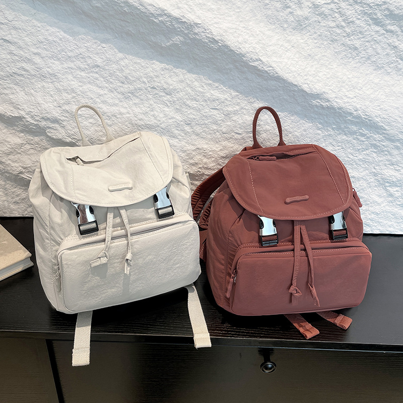 Colorful Fox's new Korean-style casual backpack for women, a spring outdoor design backpack and sports schoolbag Application Scenario