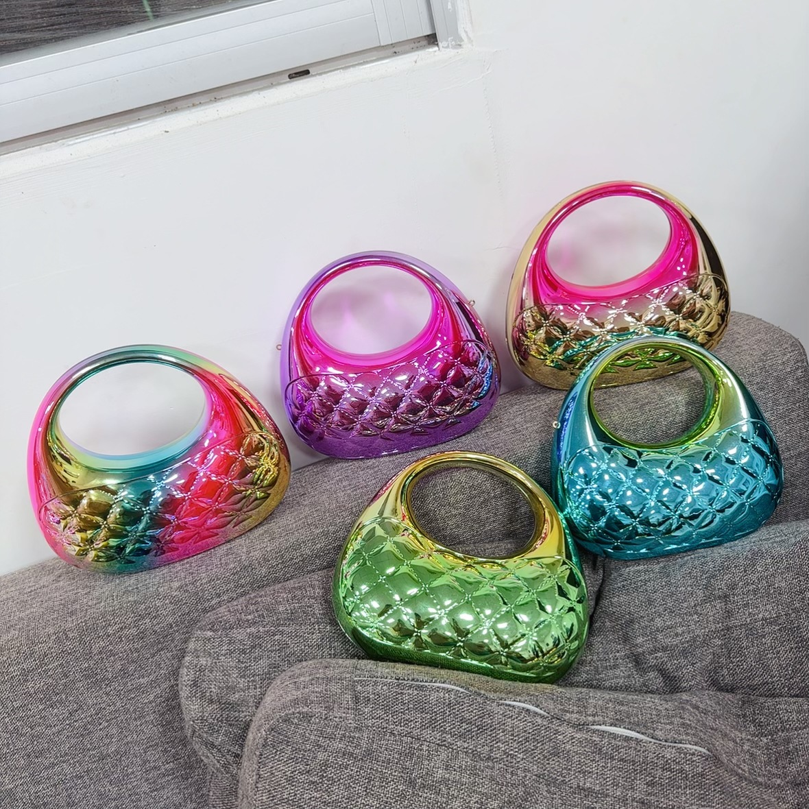 2025 New cross-border cloud-shell glossy acrylic bag with diamond-patterned patterns for banquets, a dazzling hand-held crossbody small bag details Picture