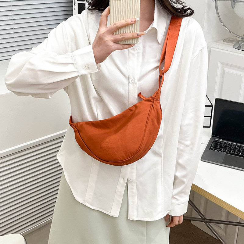The new fashionable crossbody bag is a versatile and high-end bag for women, a casual and trendy single-shoulder bag, a crescent-shaped bag, and a dumpling bag for women details Picture
