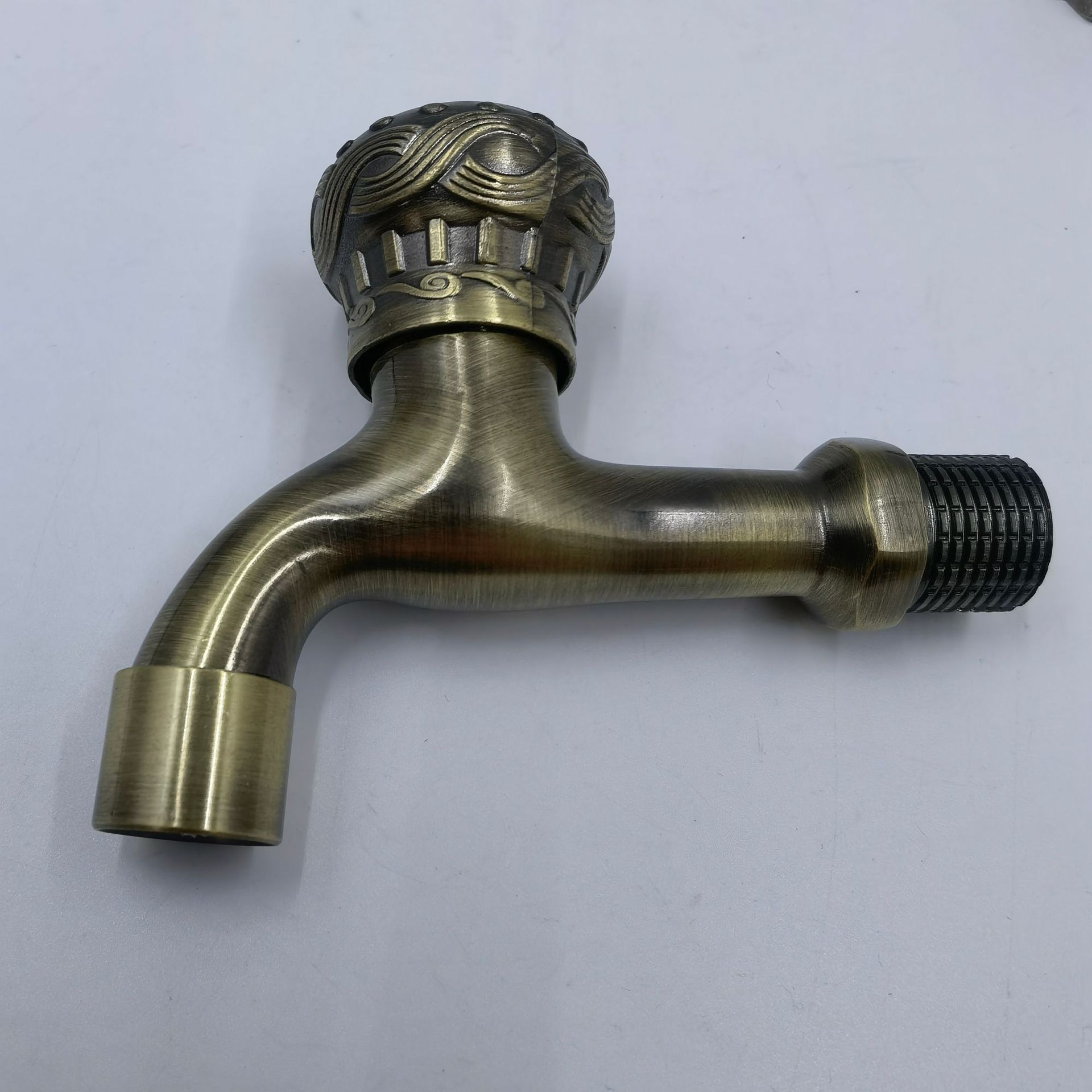 Factory direct sales: European-style retro wall-mounted washing machine, mop sink, quick-opening faucet, retro and antique carved 4-inch water Application Scenario