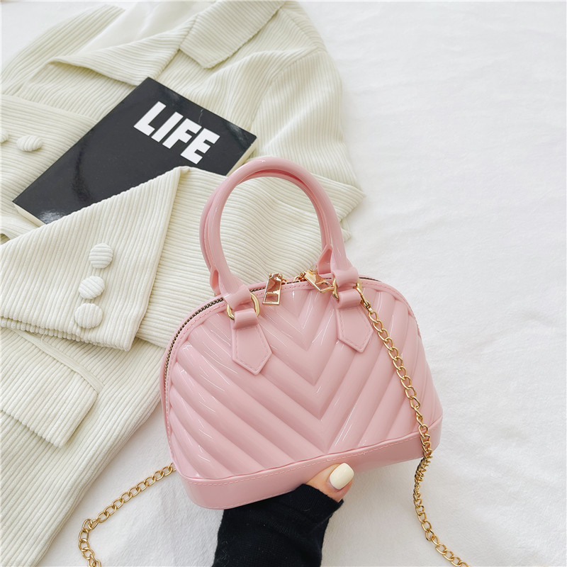 The new jelly bag for Spring/Summer 2025 is stylish. The children's bag is trendy. The hand-held shell bag is simple, casual and fashionable. It's a crossbody bag Application Scenario