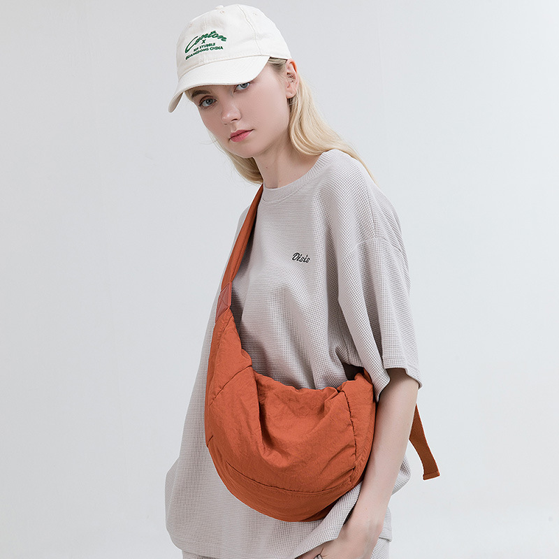 The new Korean-style lightweight and trendy crossbody bag, with a niche and high-end feel, features a simple single-shoulder bag and a fashionable commuting dumpling bag that is versatile details Picture