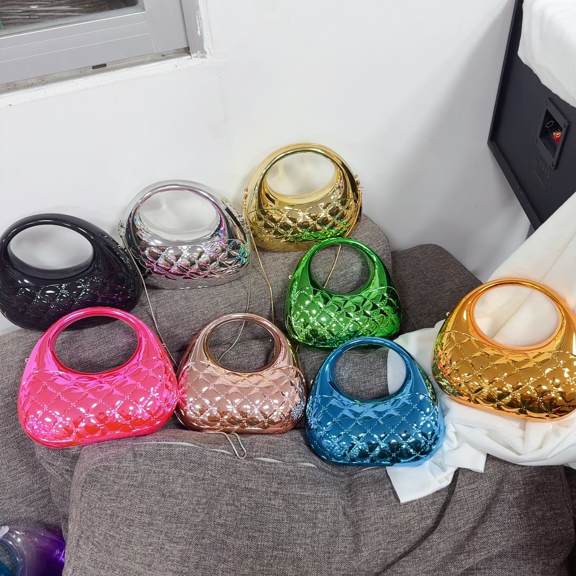 2025 New cross-border cloud-shell glossy acrylic bag with diamond-patterned patterns for banquets, a dazzling hand-held crossbody small bag Specification drawing