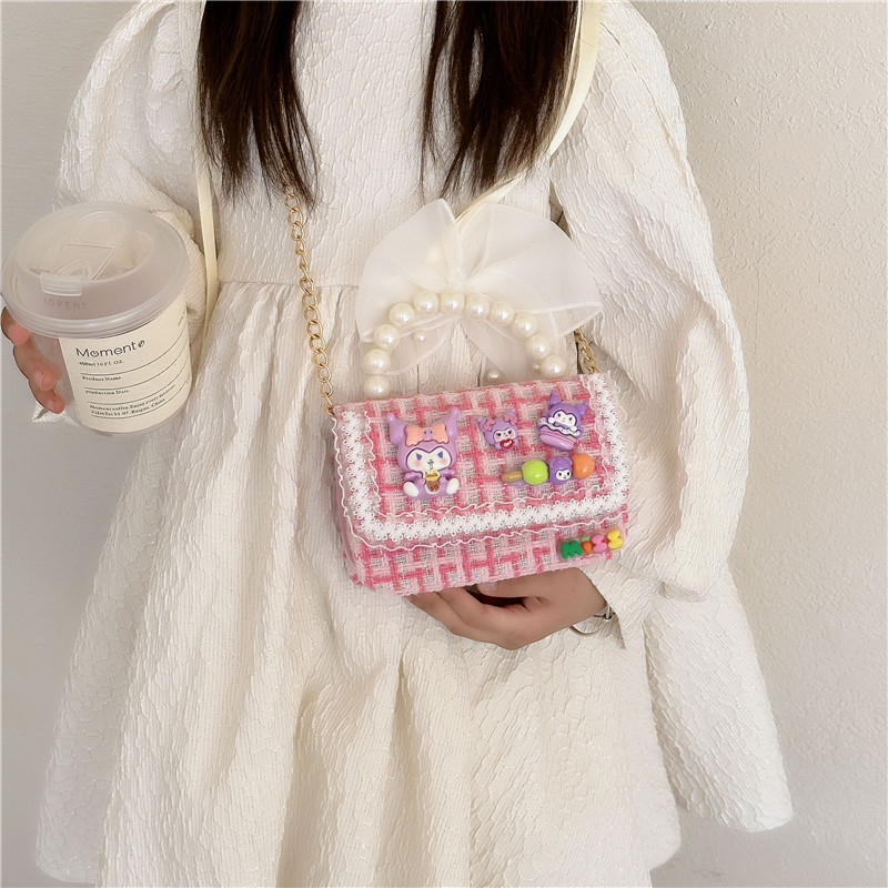 Stylish children's single-shoulder bag, fashionable cartoon pearl hand-held children's bag, simple little princess chain crossbody bag Application Scenario