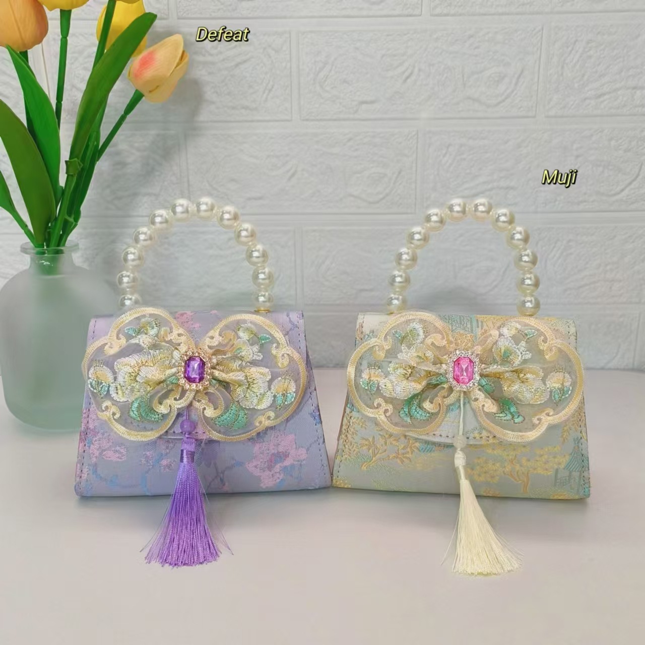 Pearl handbag, new Chinese-style children's bag, little girl loose change accessory bag, chain bag, bow small square bag Application Scenario