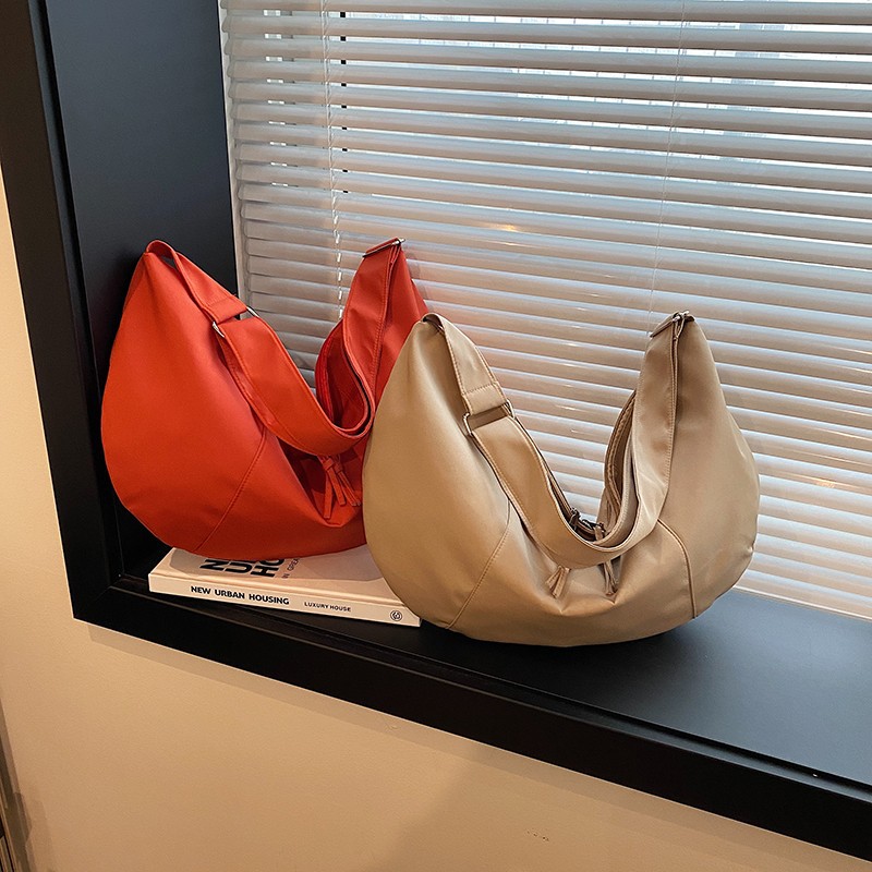 The retro Korean-style dumpling bag 2024 new large-capacity simple and casual bag, a casual single-shoulder tote bag, is selling well for women details Picture