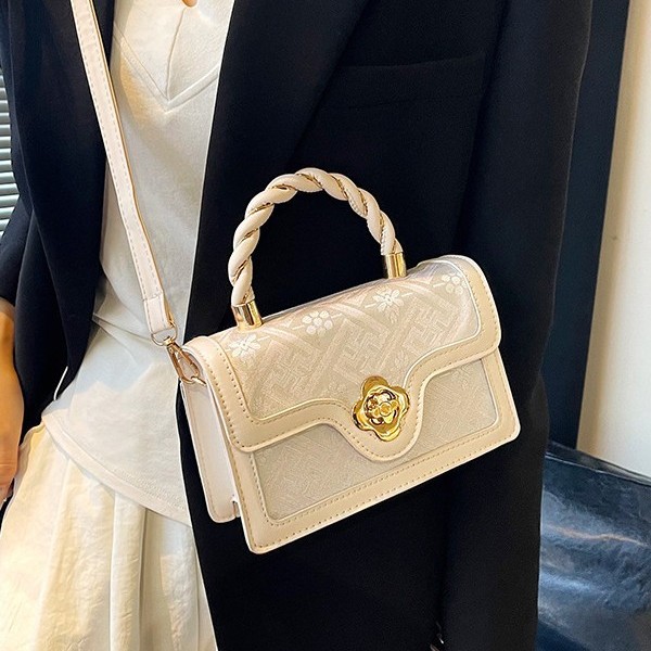 Sweet and elegant small square bag 2025 New style trendy retro niche design single-shoulder crossbody bag high appearance level handbag for women details Picture