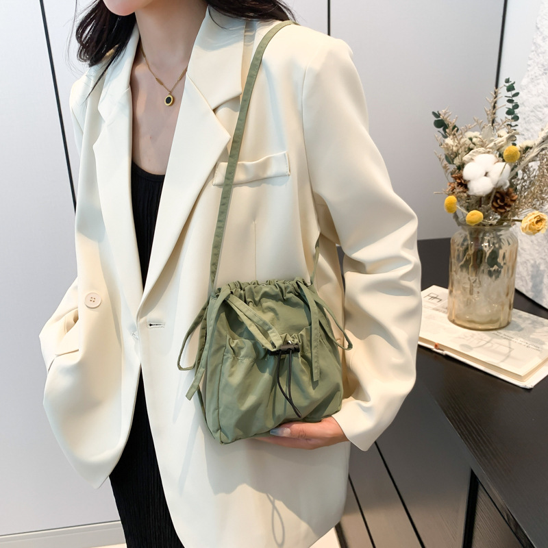 Large-capacity drawstring bucket bag for women, new Japanese ins casual crossbody bag for autumn and winter, solid color single-shoulder commuter bag for women Specification drawing