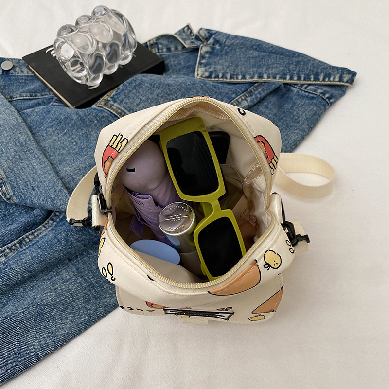 Cartoon animal print, many pockets, few bags, single-shoulder bag for girls, large capacity, cute graffiti, lightweight schoolbag for primary and middle school students Application Scenario