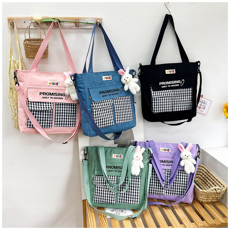 The new Korean-style cute nylon bag for class tutoring is a versatile checkered single-shoulder bag that is selling well (with a bear) full figure