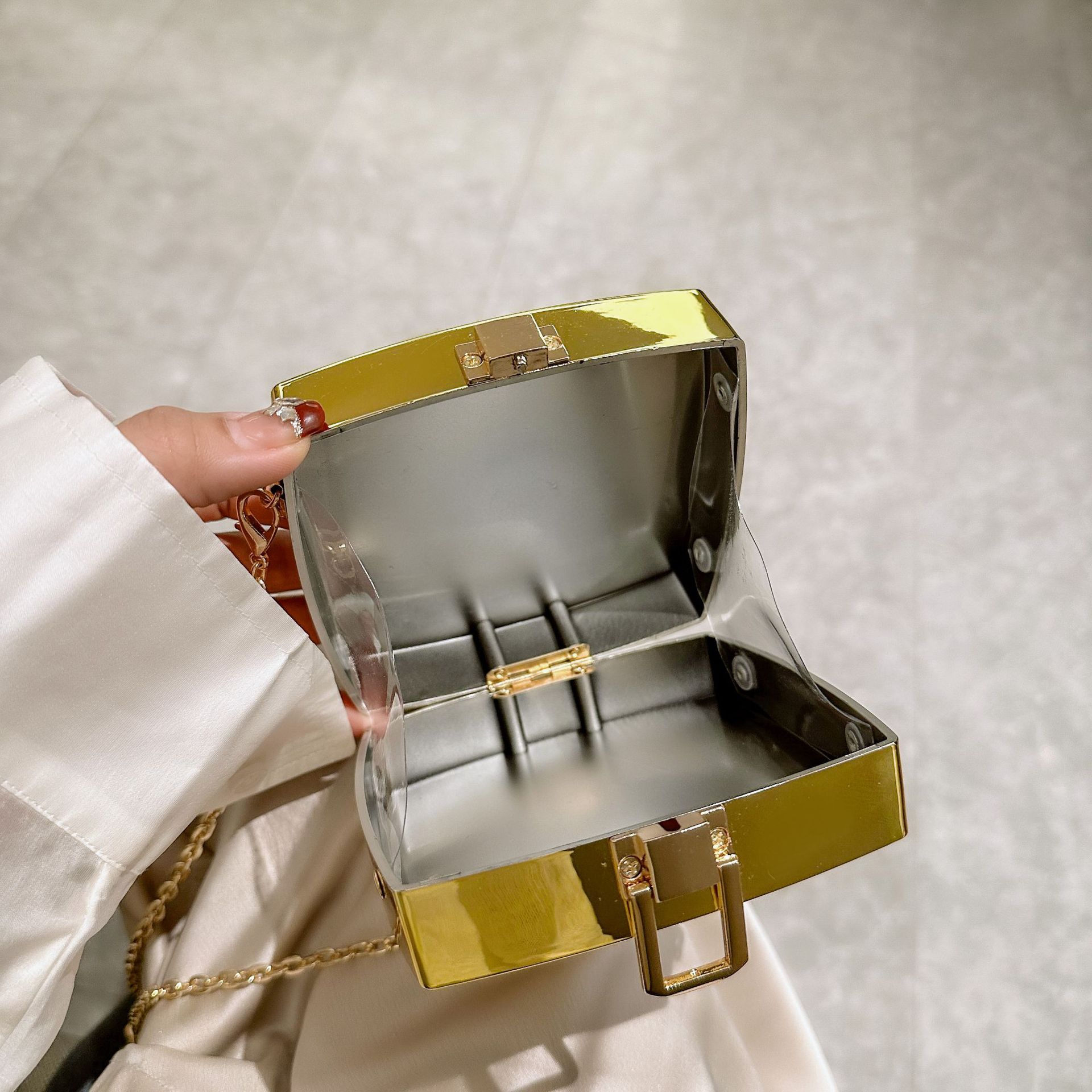 2025 New acrylic bag, square box bag, single-shoulder crossbody chain, women's makeup bag, fashionable cross-border clutch Application Scenario