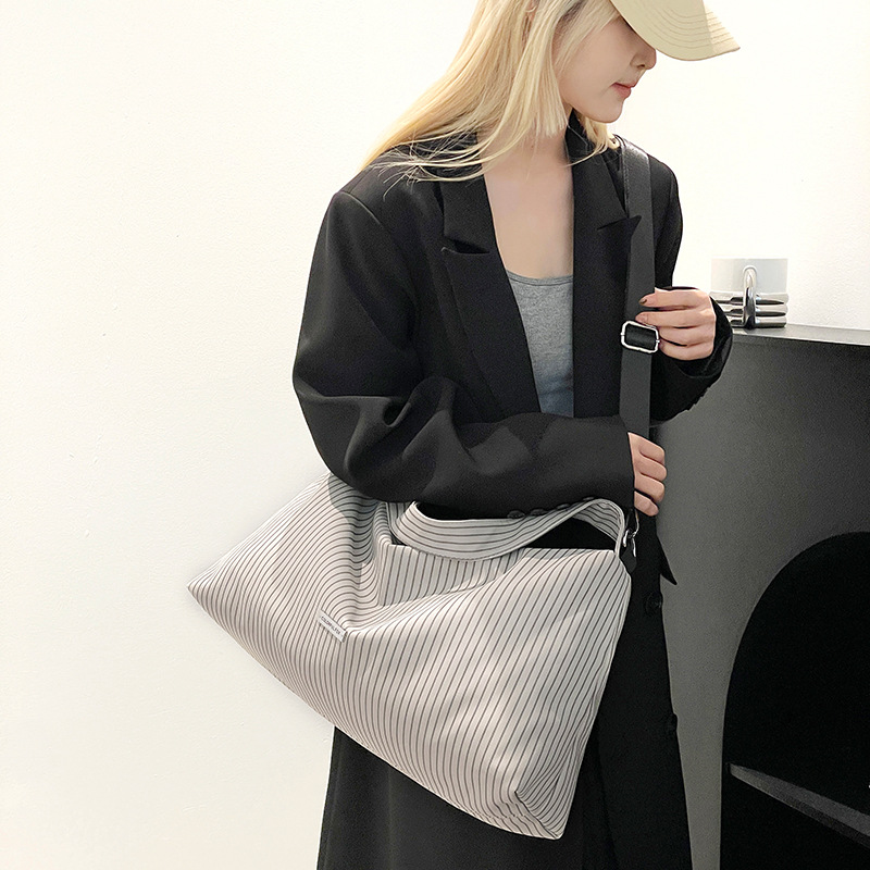 Colorful Fox's new laid-back ins trend single-shoulder bag, large-capacity tote bag, casual and versatile underarm bag full figure