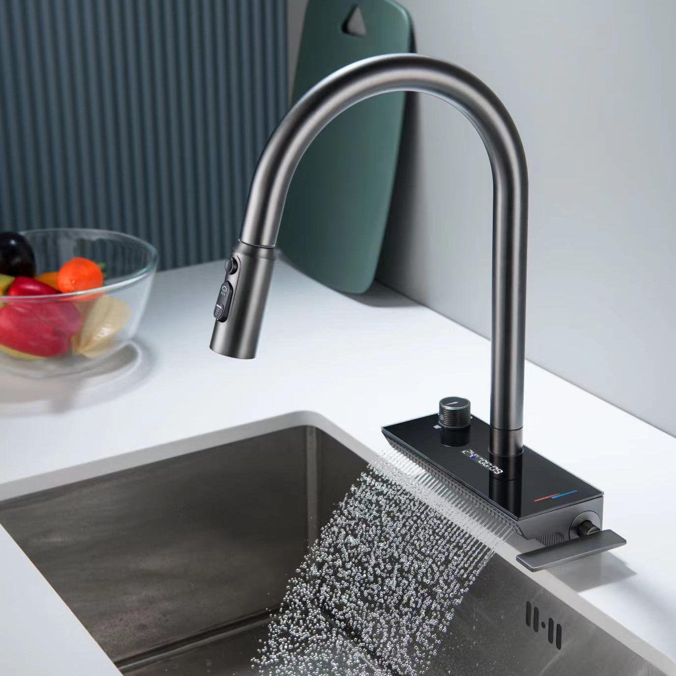 The kitchen is equipped with a universal all-copper digital display hot and cold sink faucet that can be pulled out like a flying rain waterfall full figure