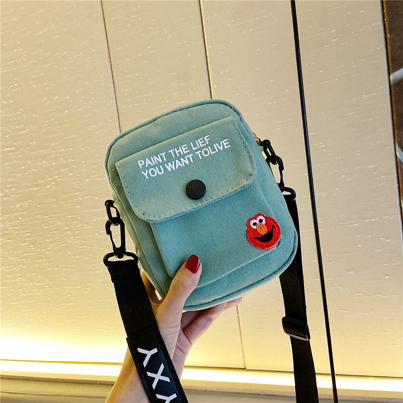 A new fashion bag for girls, a popular canvas bag, a Korean cartoon girl's Instagram crossbody bag, and a small student bag details Picture