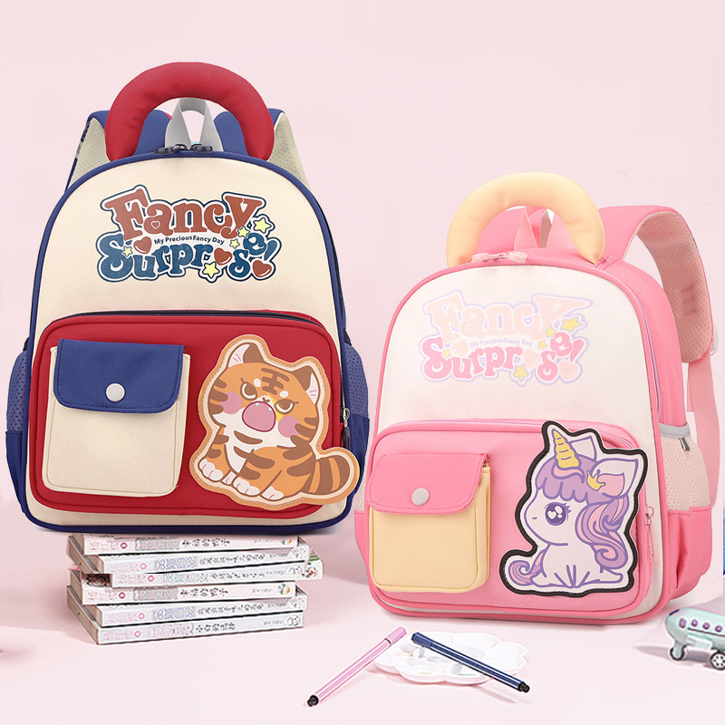 The new cartoon and cute children's schoolbag is suitable for children aged 2 to 5. It is a lightweight backpack for boys and girls and can reduce the burden. It is also a kindergarten schoolbag Specification drawing