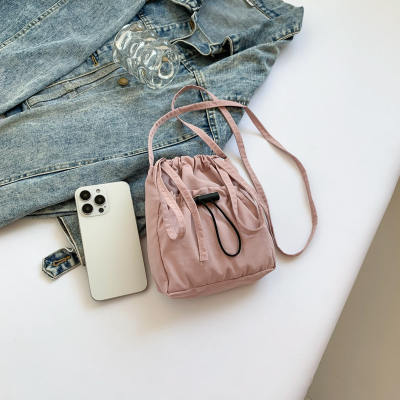 Large-capacity drawstring bucket bag for women, new Japanese ins casual crossbody bag for autumn and winter, solid color single-shoulder commuter bag for women Application Scenario
