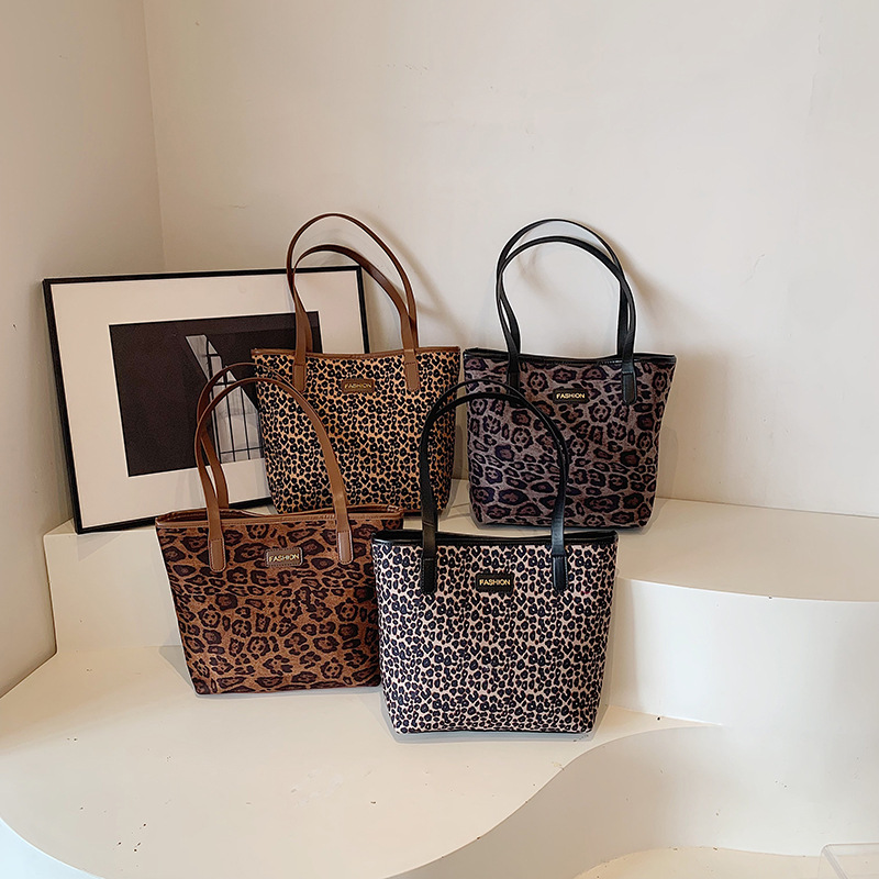 Simple and fashionable single-shoulder bag 2024 new large-capacity trendy and fashionable handbag, ladies' underarm tote bag wholesale full figure