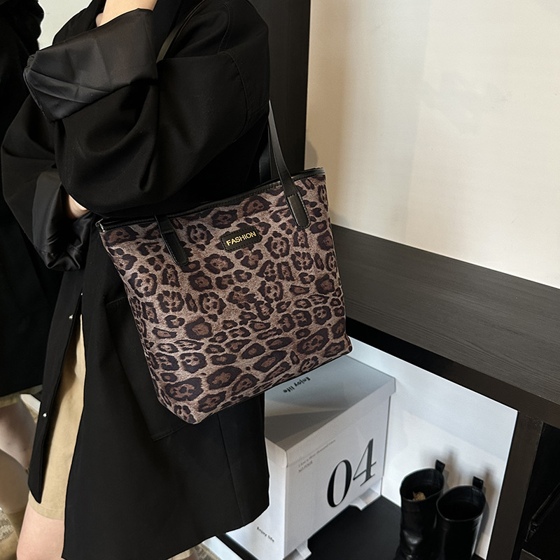 Simple and fashionable single-shoulder bag 2024 new large-capacity trendy and fashionable handbag, ladies' underarm tote bag wholesale Application Scenario