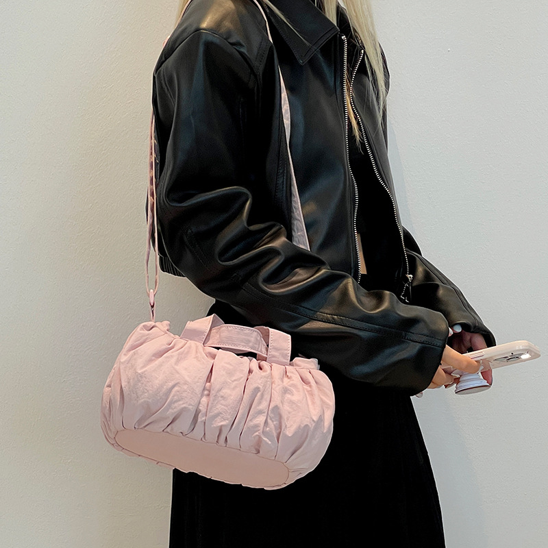 Colorful Fox's new Japanese and Korean women's pleated casual, versatile, lightweight cloud bag, hand-held shoulder crossbody bag details Picture