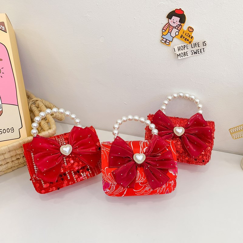 Children's New Year greeting bag, Christmas and New Year red lucky money bag, stylish girl princess pearl handbag, crossbody bag Application Scenario