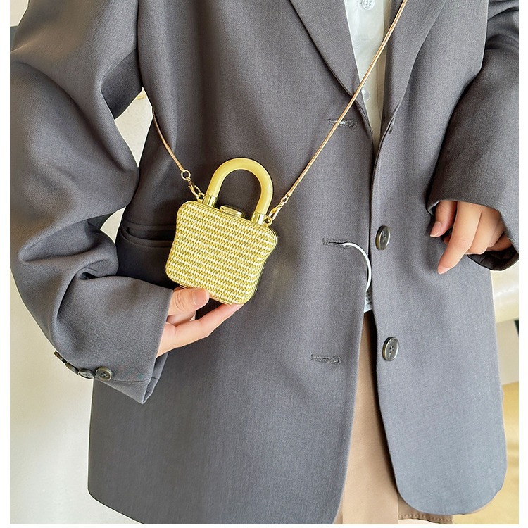 Kouhongbao Women 2025 New Cross-border woven Mini Bag, children's bag, decorative bag, snake bone chain single-shoulder women's bag Application Scenario