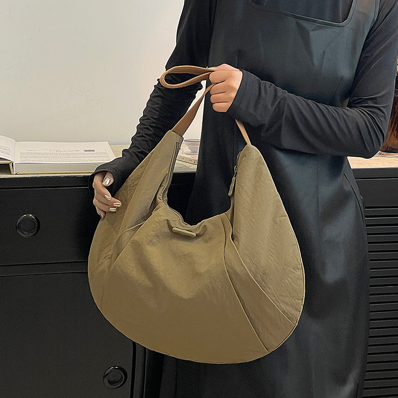 Colorful Fox lulu's new Korean-style women's crescent moon bag, croissant bag, single-shoulder sports and fitness dumpling bag details Picture