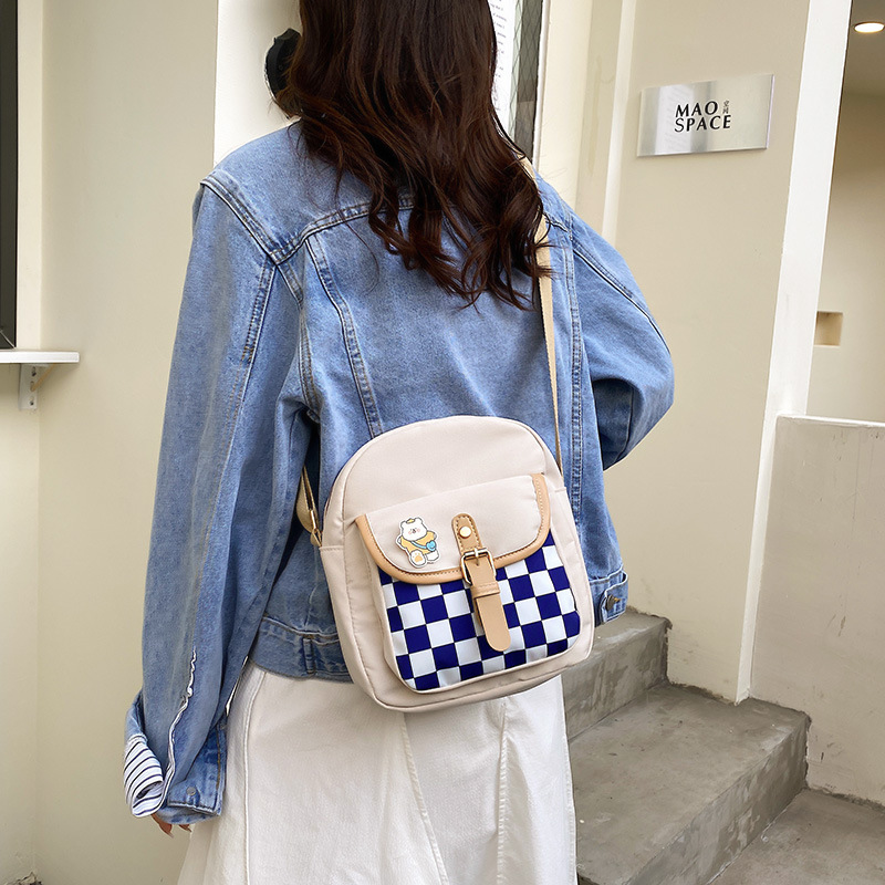 The new Instagram Korean version checkered color-blocking casual and fashionable single-shoulder bag is a Harajuku canvas crossbody bag for women's university birthday Specification drawing