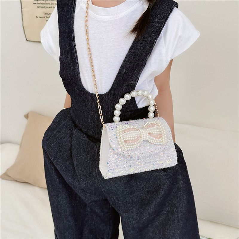 2023 New Chanel-style children's bag, princess-style beaded hand-held coin purse, trendy single-shoulder bag, crossbody chain bag Application Scenario