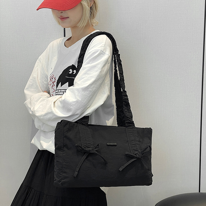 Colorful Fox Han So Hee's sweet and fresh pleated bow single-shoulder women's bag with large capacity drawstring Application Scenario