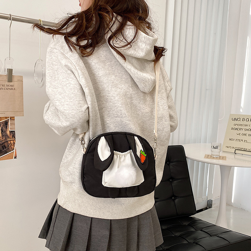 A new 2022 spring collection of fashionable, cute, trendy and unique rabbit color contrast simple and fresh single-shoulder crossbody bag for young girls Specification drawing