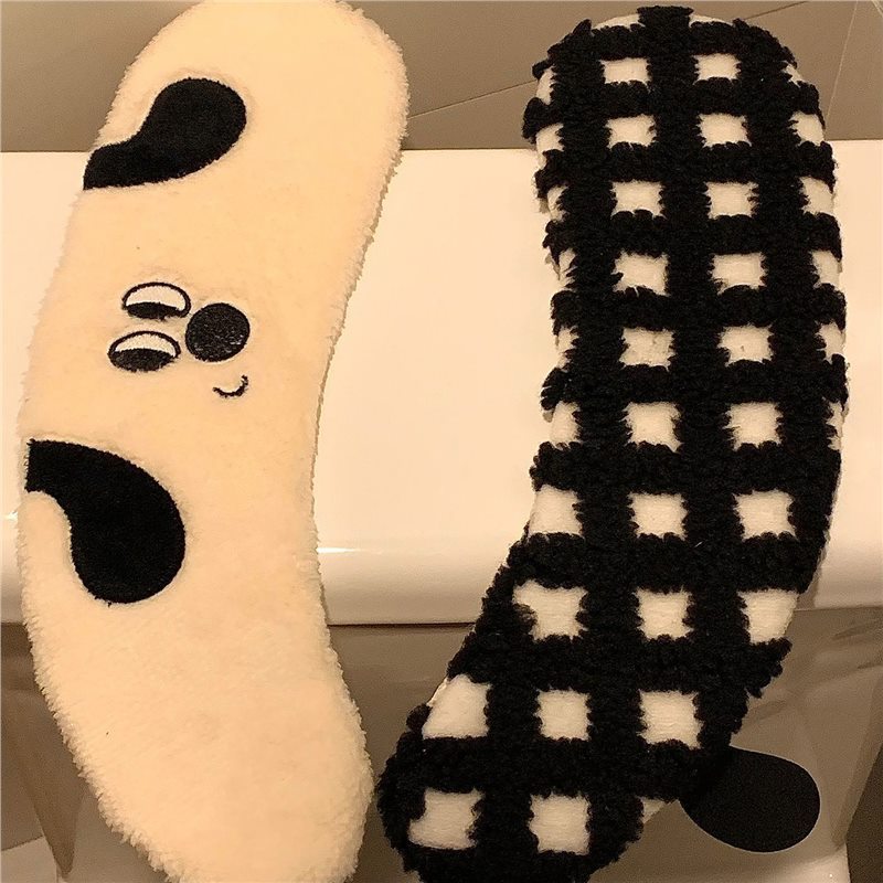 Toilet seat cushion, suitable for all seasons, winter toilet seat adhesive, autumn and winter thickened plush cushion Application Scenario