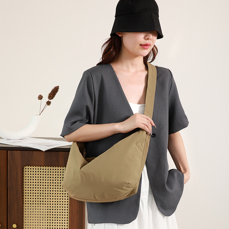 The new versatile single-shoulder bag for women features a simple and laid-back style. The large-capacity Korean-style crossbody bag is a popular and fashionable choice for women Specification drawing