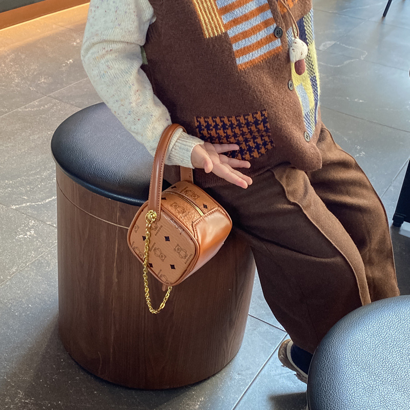 ins' new Korean bear print children's sieve bag, parent-child style hand-held crossbody bag, women's bag details Picture
