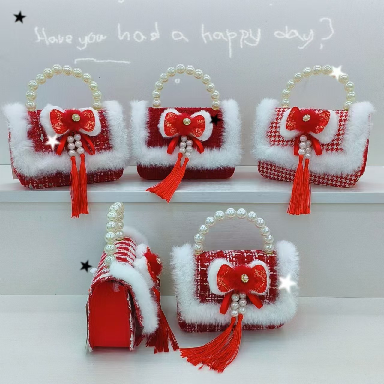 A red princess bag for New Year greetings, a cute single-shoulder crossbody bag for girls, a pearl hand-held coin purse, a traditional Chinese festival gift details Picture