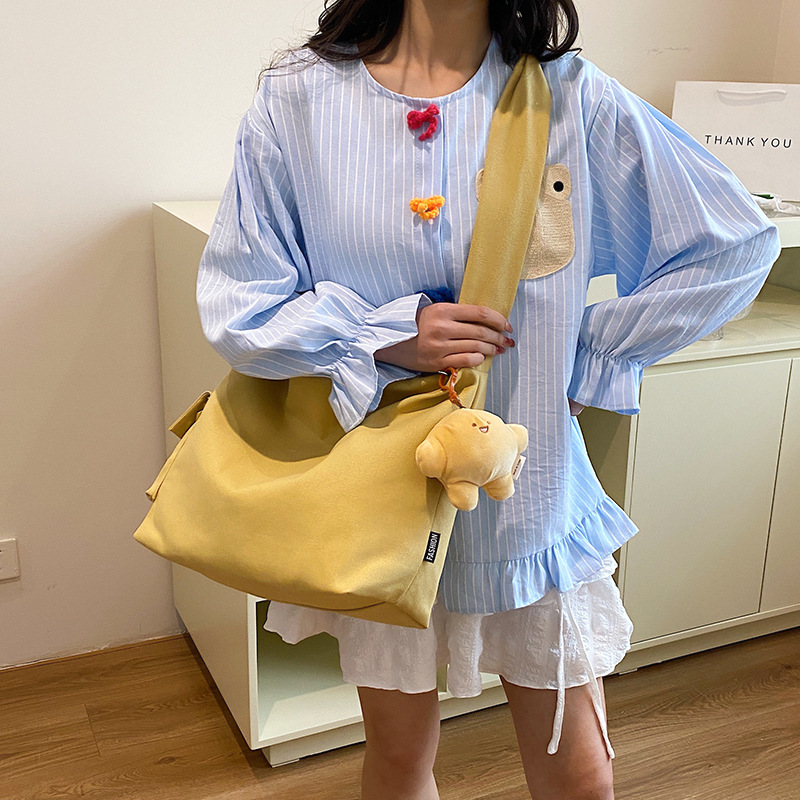 The 2024 new Korean-style simple and laid-back casual canvas crossbody bag and the large-capacity versatile tote bag are selling well Application Scenario