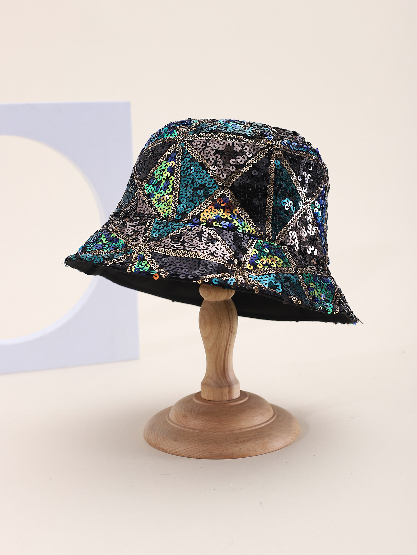 Spring and summer cross-border European and American bestsellers, triangular mixed sequined irregular fisherman hats, fashionable and versatile, travel sun protection and sunshade foldable basin hats, export adult hats, all size 58CM Application Scenario