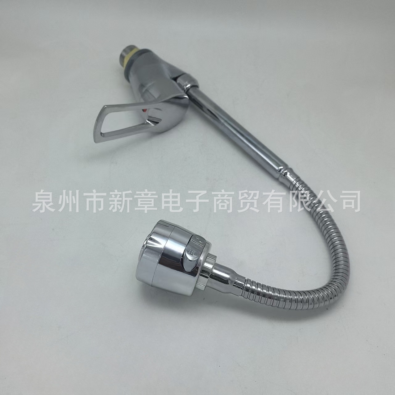 Cross-border universal showerhead, gold coin mixed water kitchen faucet, zinc alloy cold and hot sink, sink for washing vegetables, mixed water faucet Application Scenario