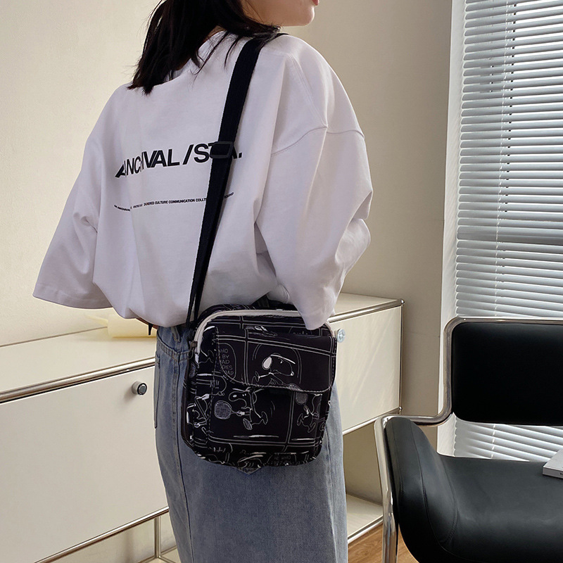 A new trendy women's bag from a niche brand in 2025, featuring a single-shoulder, simple and slanted commuting square bag details Picture
