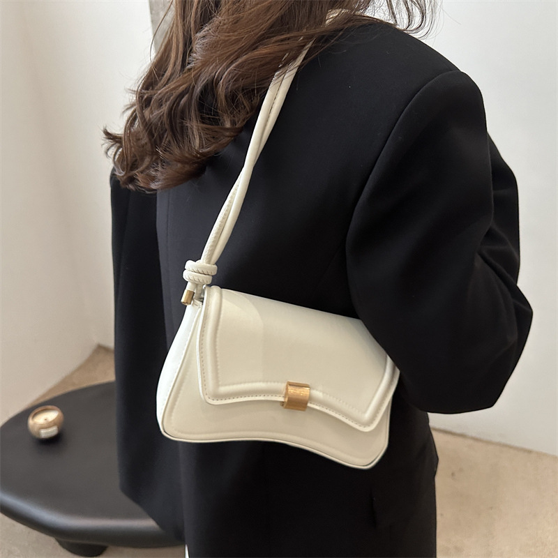 A new minimalist Korean-style casual square bag, a niche Japanese-style fashionable single-shoulder bag, stylish, trendy and versatile underarm bag details Picture