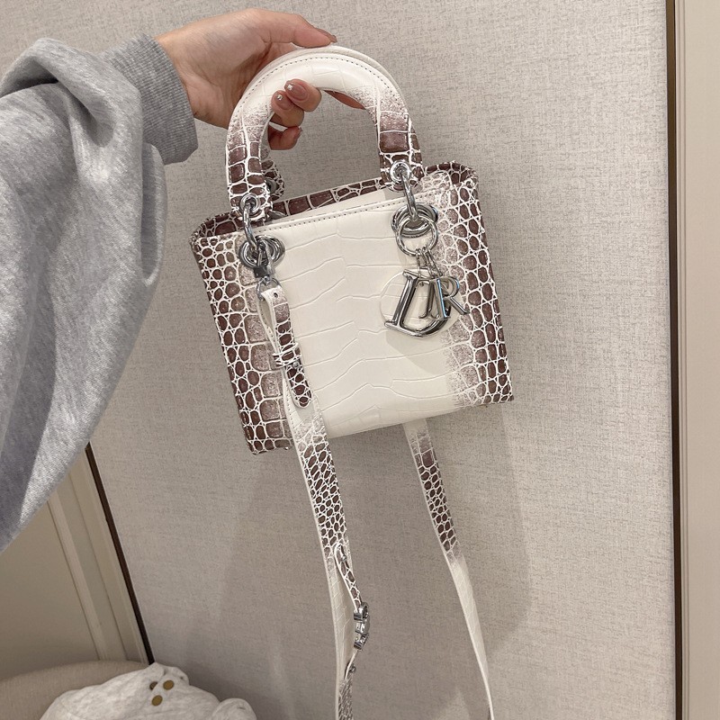 The new summer 2024 women's bag, single-shoulder bag, crossbody bag, hand-held small bag, casual, versatile, high-end and stylish princess bag details Picture