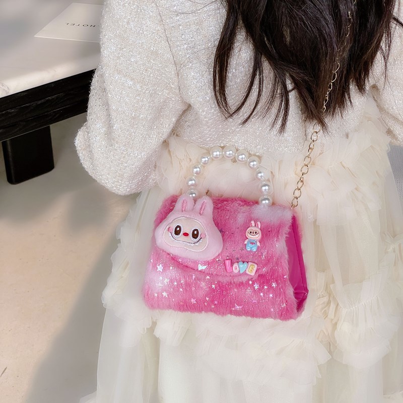 The new autumn and winter children's handbag is a cute plush bag with accessories. It's a princess bag that has become a popular fashion bag for little girls Application Scenario