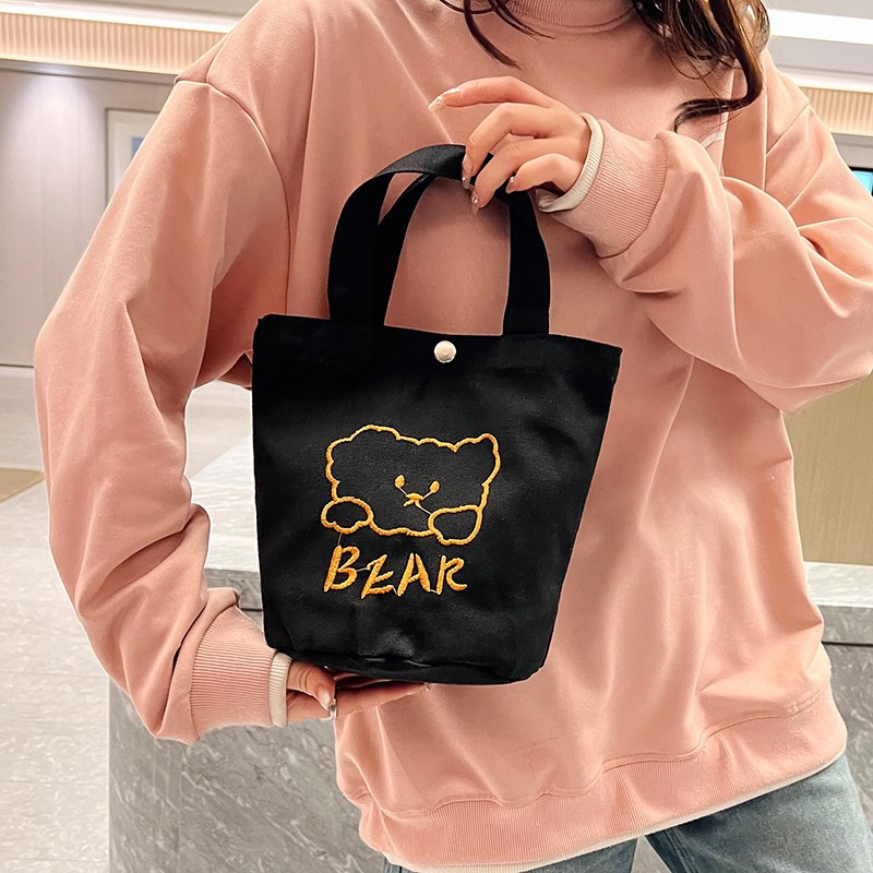 New canvas bags, female student makeup bags, snack bags for going out, portable lunch bags for work, and female handbags Application Scenario