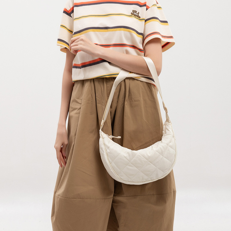This crossbody bag is a large-capacity, versatile, lightweight, artistic and laid-back style dumpling bag for women. It is a simple and solid-colored student single-shoulder bag Specification drawing