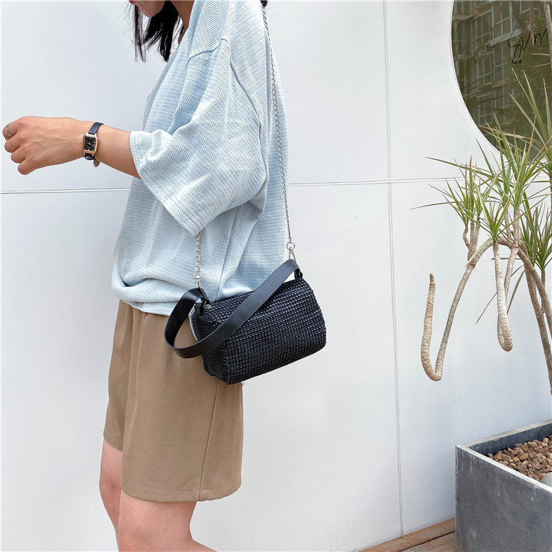 Popular makeup bags, hand-held women's bags, 2022 autumn and winter new style bags, women's fashion chain rhinestone single-shoulder crossbody bag Application Scenario