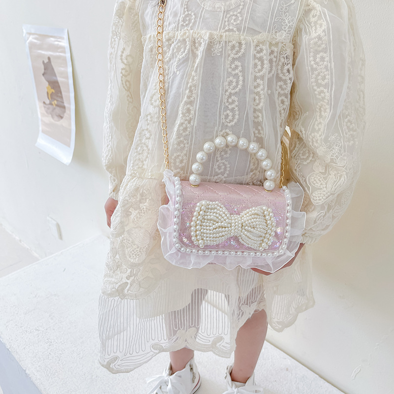 A new fashionable and trendy crossbody bag for little girls, a mini and cute pearl hand-held bag Application Scenario